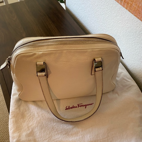 SALVATORE FERRAGAMO Leather Bag. - Picture 9 of 16